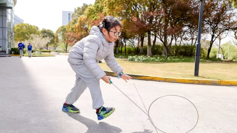 球员赛后把球衣送给癌症小球迷