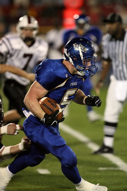 布莱顿球员三笘薰与日本战犯合影引发争议，俱乐部致歉未提菲律宾球迷，引发不满。